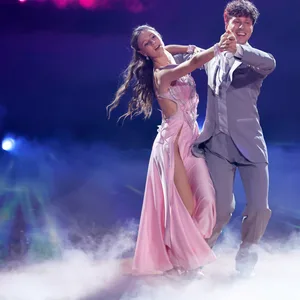 Influencerin Ann-Kathrin Bendixen und Tänzer Valentin Lusin auf der Tanzfläche während einer Sendung der 17. Staffel der RTL-Tanzshow „Let's Dance“.