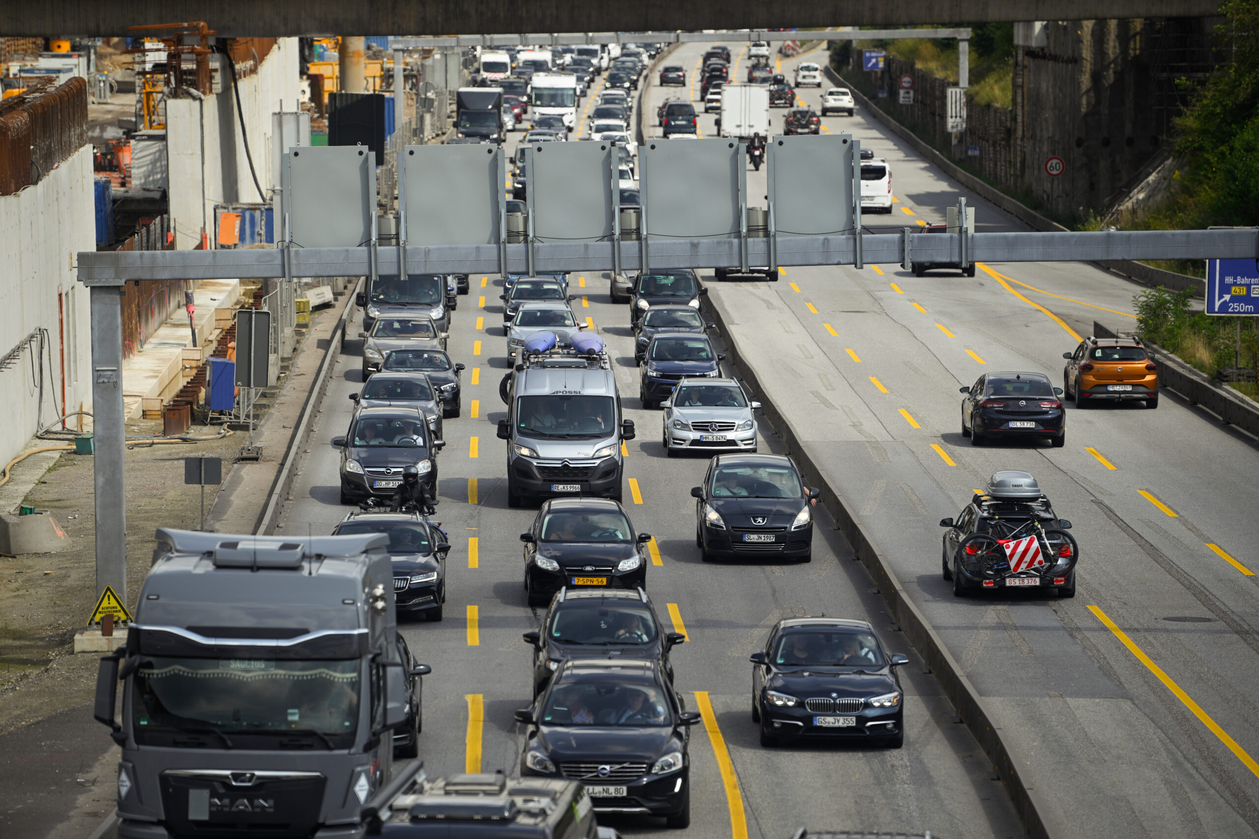 Autos stehen auf der A7 an der Anschlussstelle Othmarschen im Stau (Archivbild).