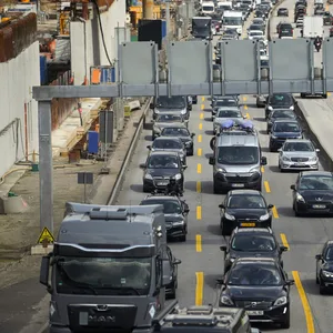 Autos stehen auf der A7 an der Anschlussstelle Othmarschen im Stau (Archivbild).
