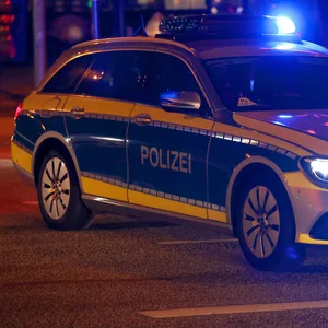 Frau in Treppenhaus in Osdorf angefallen und sexuell bedrängt – Plizei sucht Zeugen