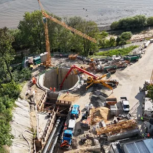 Drohnenfoto einer Tunnelbaustelle, im Hintergrund die Elbe