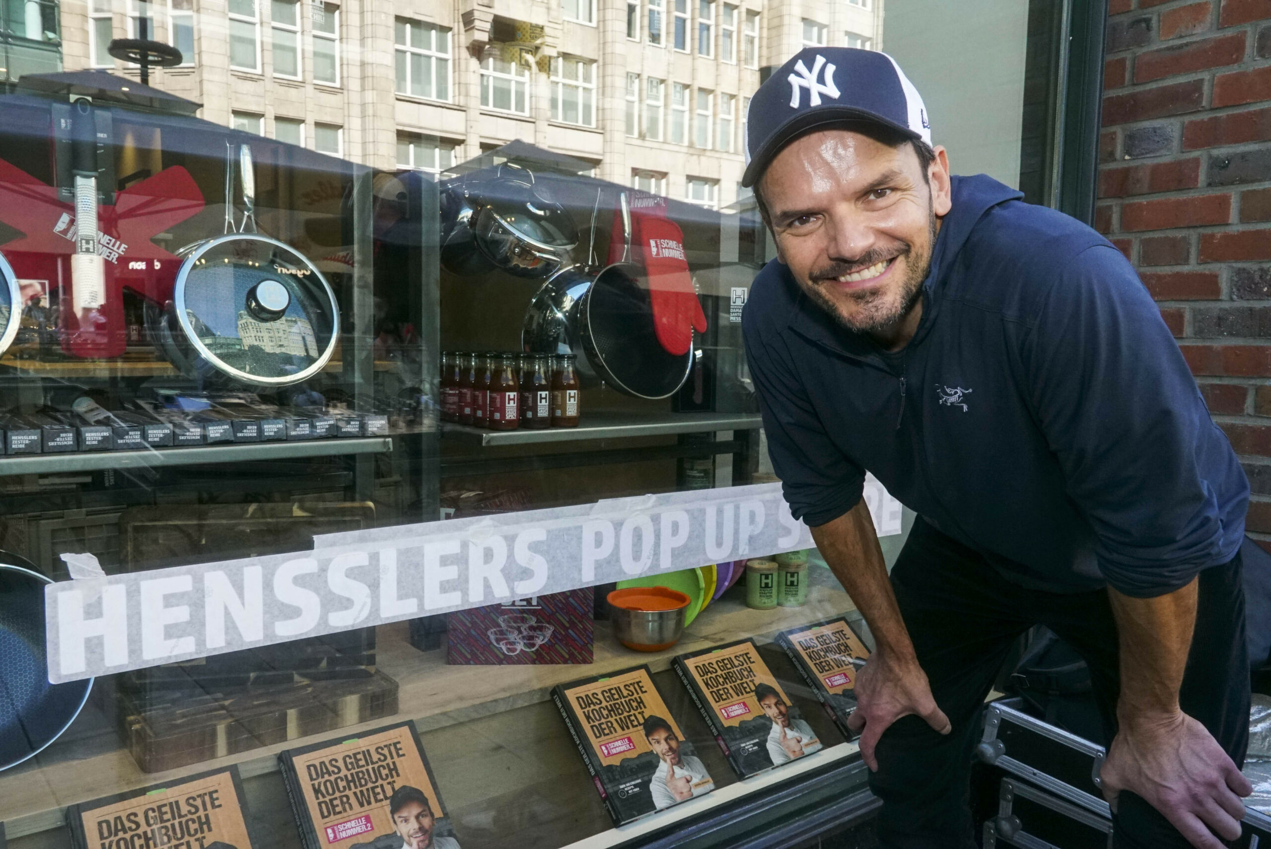 Steffen Henssler bei der Eröffnung seines Pop-Up Stores in der Mönckebergstraße.