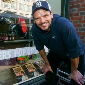 Steffen Henssler bei der Eröffnung seines Pop-Up Stores in der Mönckebergstraße.