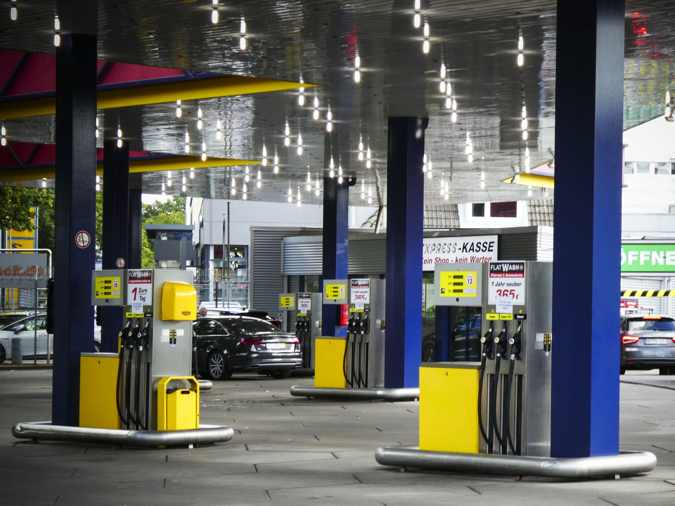 Das Foto zeigt Zapfsäulen bei einer Tankstelle