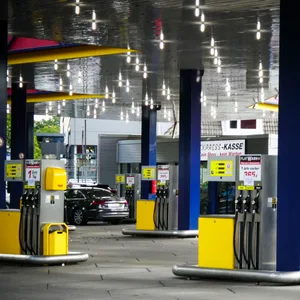 Das Foto zeigt Zapfsäulen bei einer Tankstelle