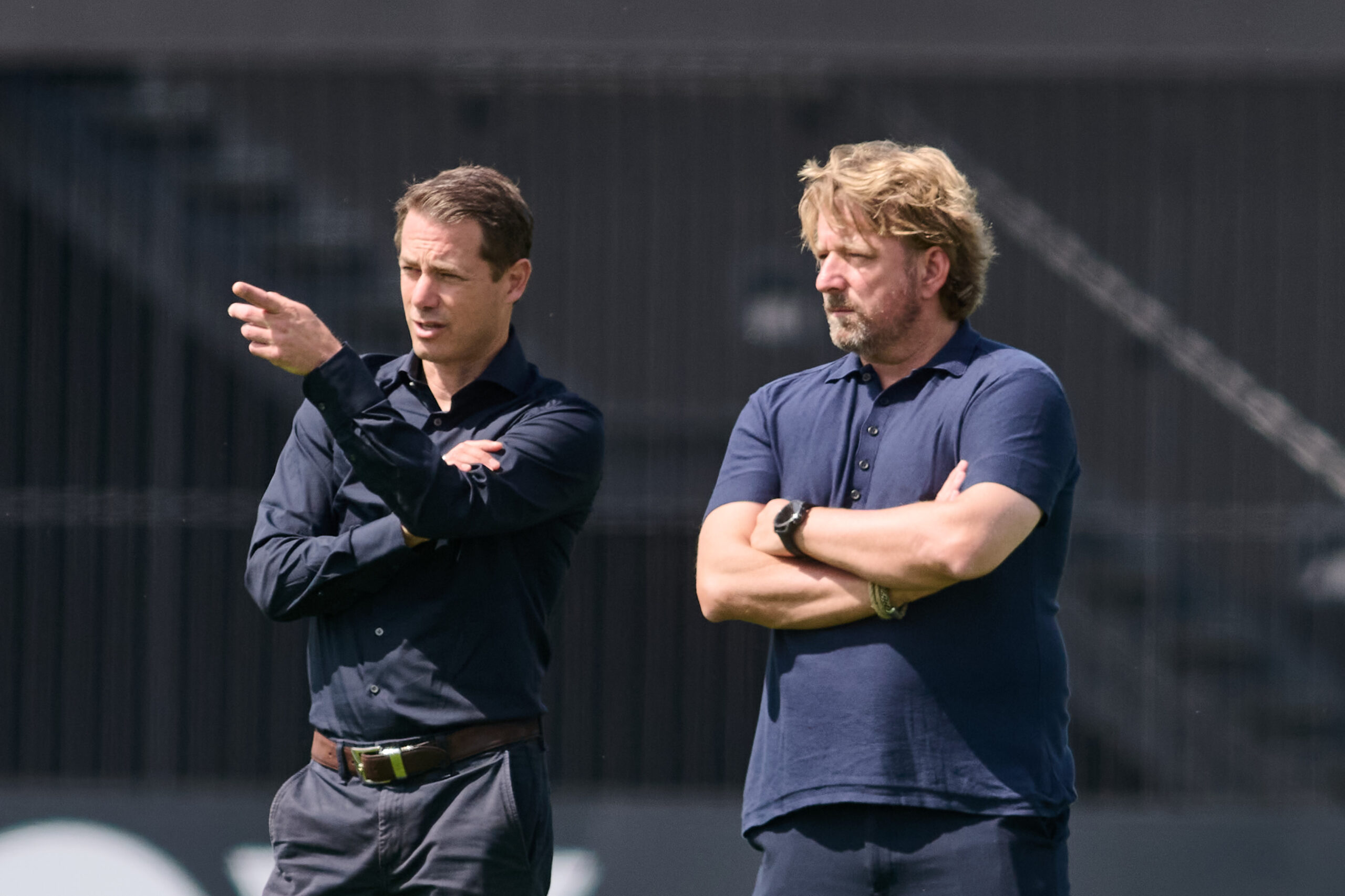 Lars Ricken und Sven Mislintat beobachten BVB-Training