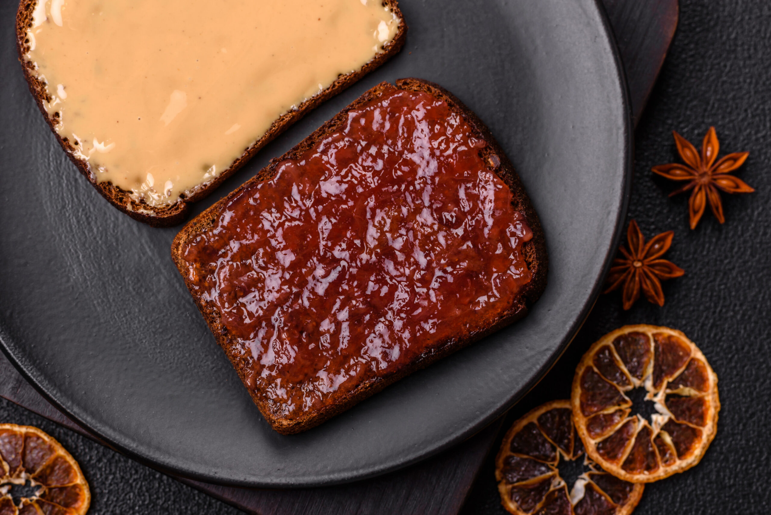 Sandwiches mit Toastbrot, Erdnussbutter und Himbeer- oder Erdbeermarmelade