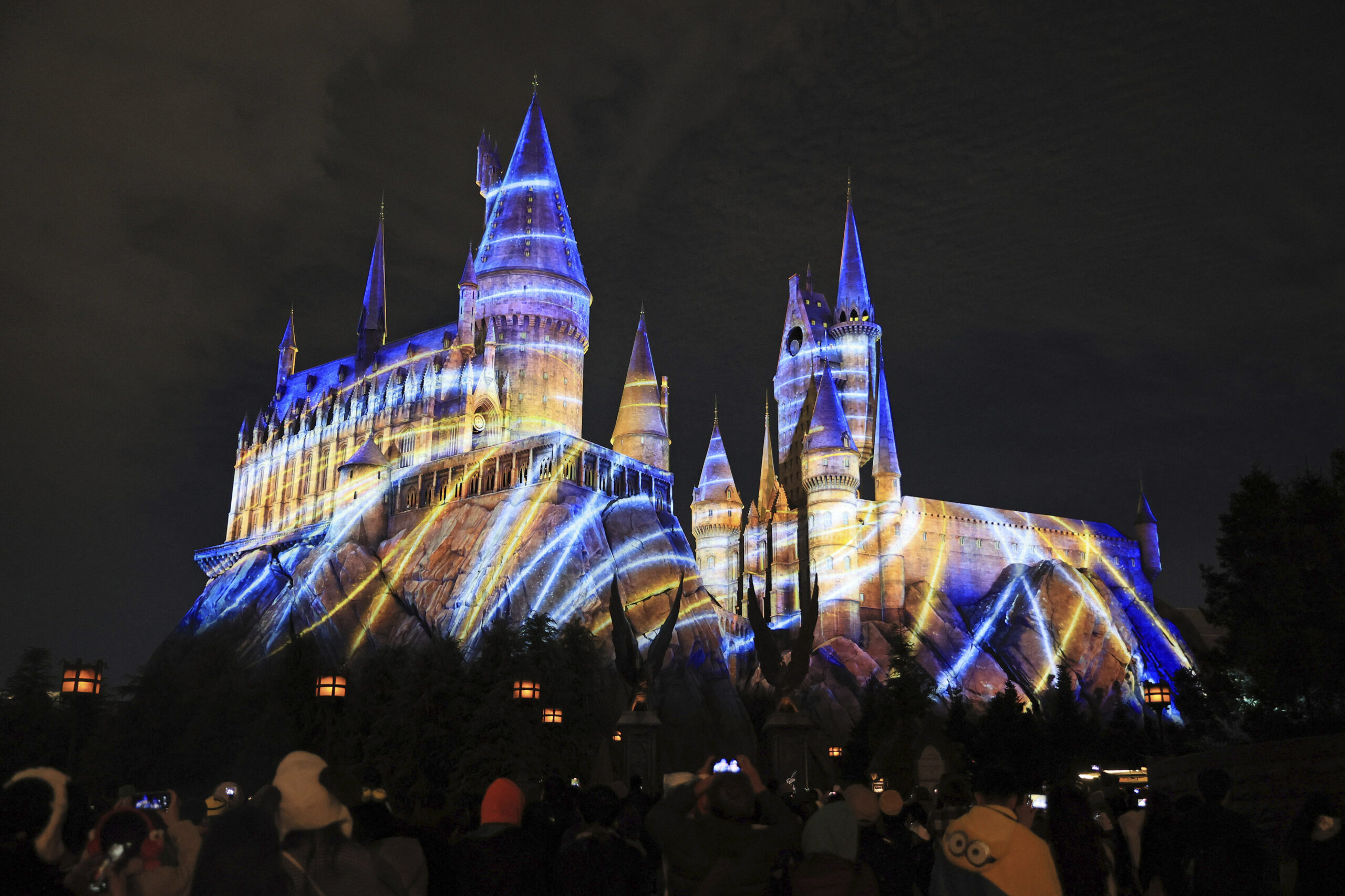 Hogwarts, die Schule für Hexerei und Zauberei, leuchtet angestrahlt in der Dunkelheit