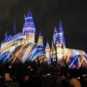 Hogwarts, die Schule für Hexerei und Zauberei, leuchtet angestrahlt in der Dunkelheit