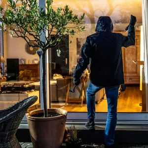 Ein Einbrecher auf einer Terrasse (Symbolbild)