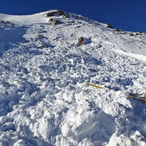 Unglücksstelle nach einem Lawinenabgang in Österreich im vergangenen Jahr.