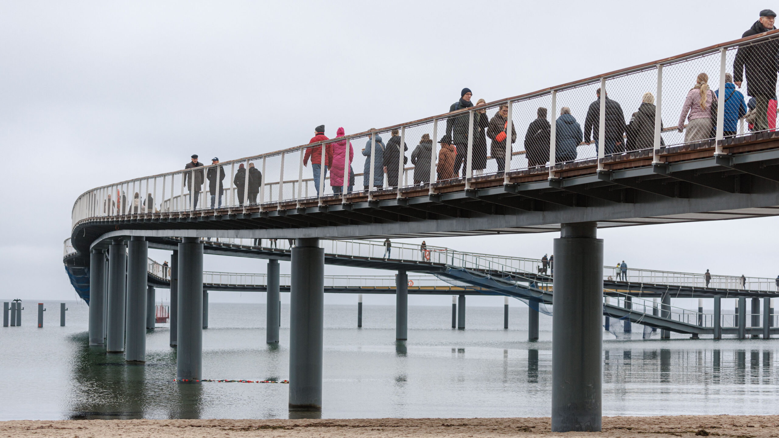 Ausflügler sind auf der neuen Seebrücke von Timmendorfer Strand unterwegs.