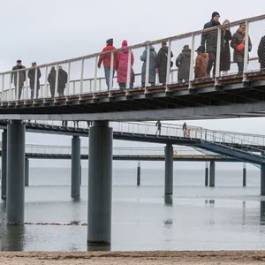 Ausflügler sind auf der neuen Seebrücke von Timmendorfer Strand unterwegs.