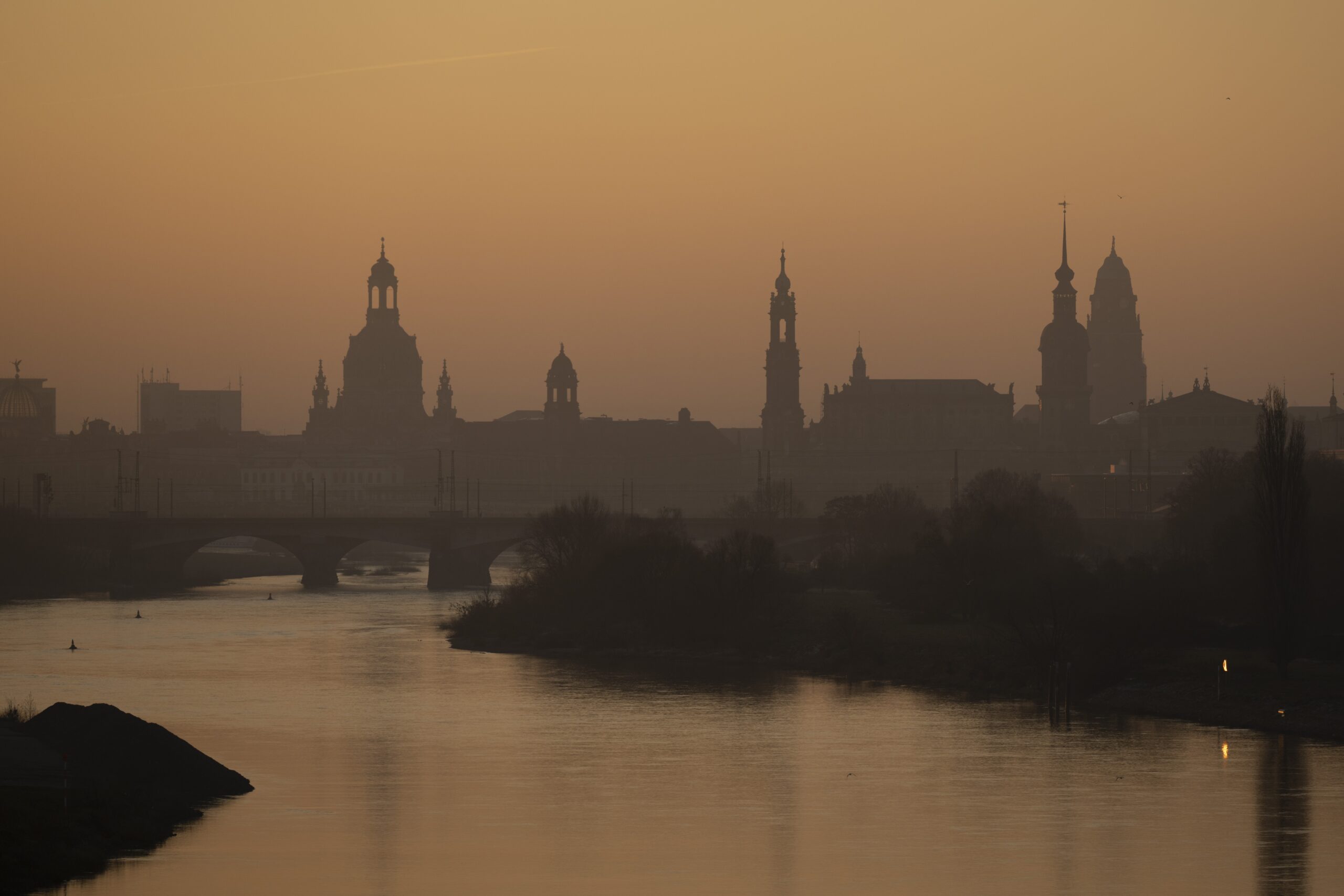 Silhouette der Altstadt von Dresden im Morgengrauen.