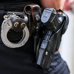 Ein Polizeibeamter mit seiner Dienstwaffe (Symbolfoto).
