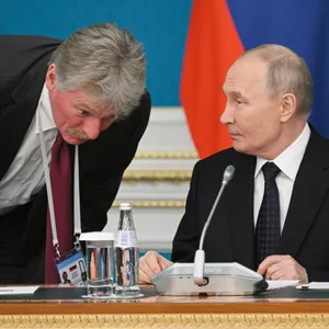 Kreml-Sprecher Dmitri Peskow(l.) links und der ruslsische Präsident Wladimir Putin.