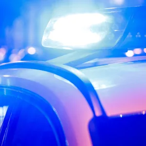 Ein Polizeiauto im Einsatz (Symbolbild)