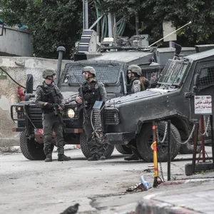 Israelische Soldaten stehen vor dem Thabet Thabet Krankenhaus.