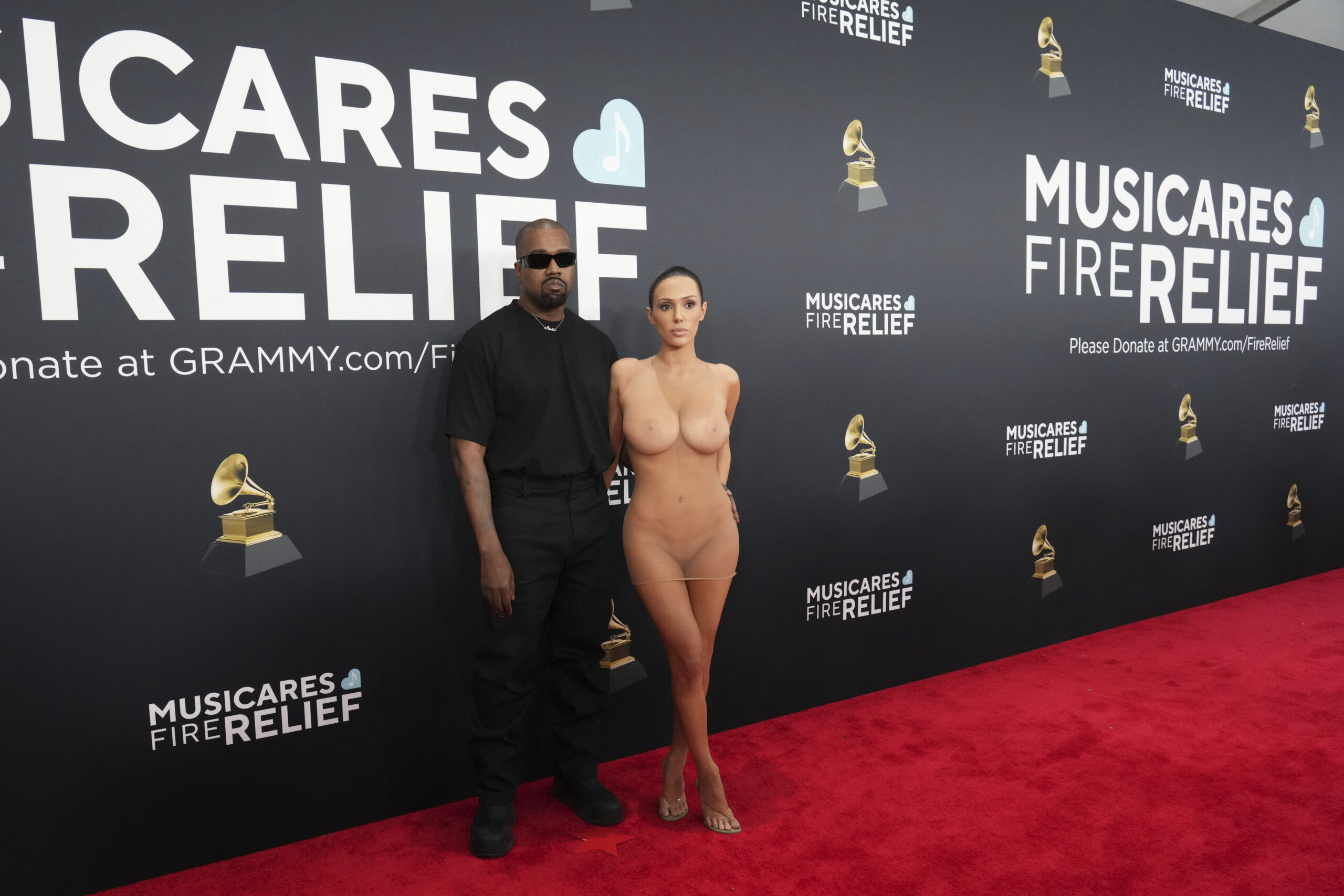 Kanye West mit Partnerin Bianca Censori auf dem roten Teppich der Grammy-Verleihung.