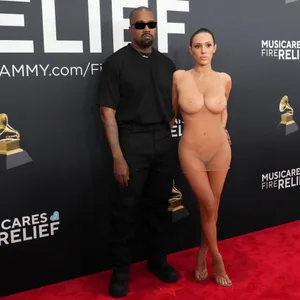 Kanye West mit Partnerin Bianca Censori auf dem roten Teppich der Grammy-Verleihung.