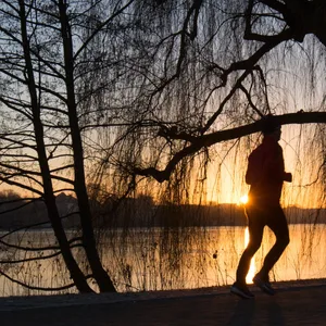 Ein Jogger an der Alster im Morgengrauen – für besseren Durchblick beim Lauf wollen die Senatsfraktionen in der Bürgerschaft nun Gelder bereitstellen.