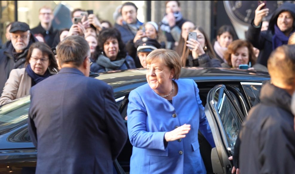 Altkanzlerin Angela Merkel steigt vor der Buchhandlung Felix Jud in der Innenstadt aus einer Limousine.