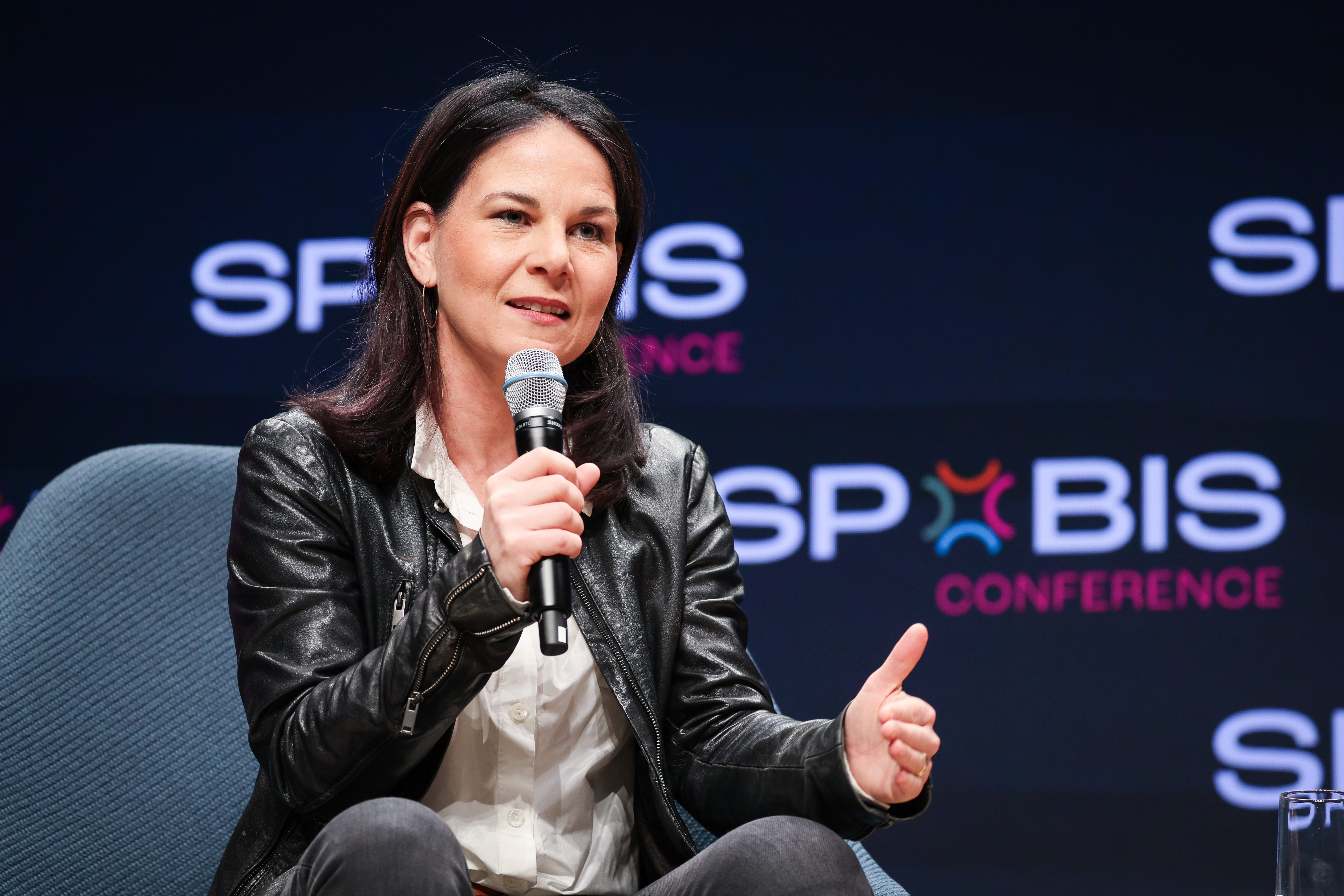 Bundesaußenministerin Annalena Baerbock bei der SPOBIS Conference in Hamburg am Mikrofon