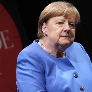 Altkanzlerin Angela Merkel (CDU) sitzt auf der Bühne im Deutschen Schauspielhaus.