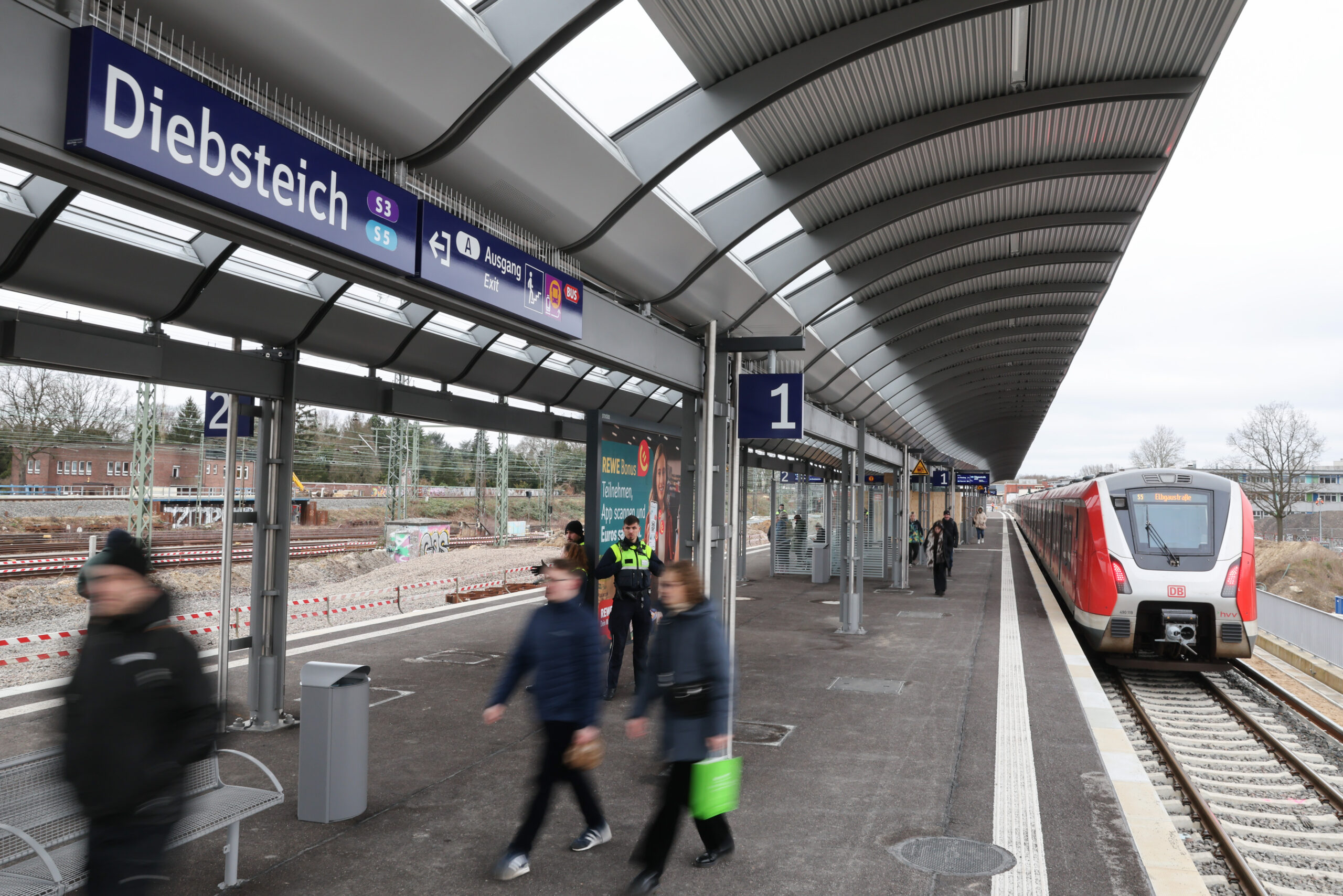 Am Freitag wurde die S-Bahn-Station nach über zwei Jahren wiedereröffnet.