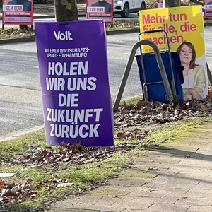 Plakate am Straßenrand
