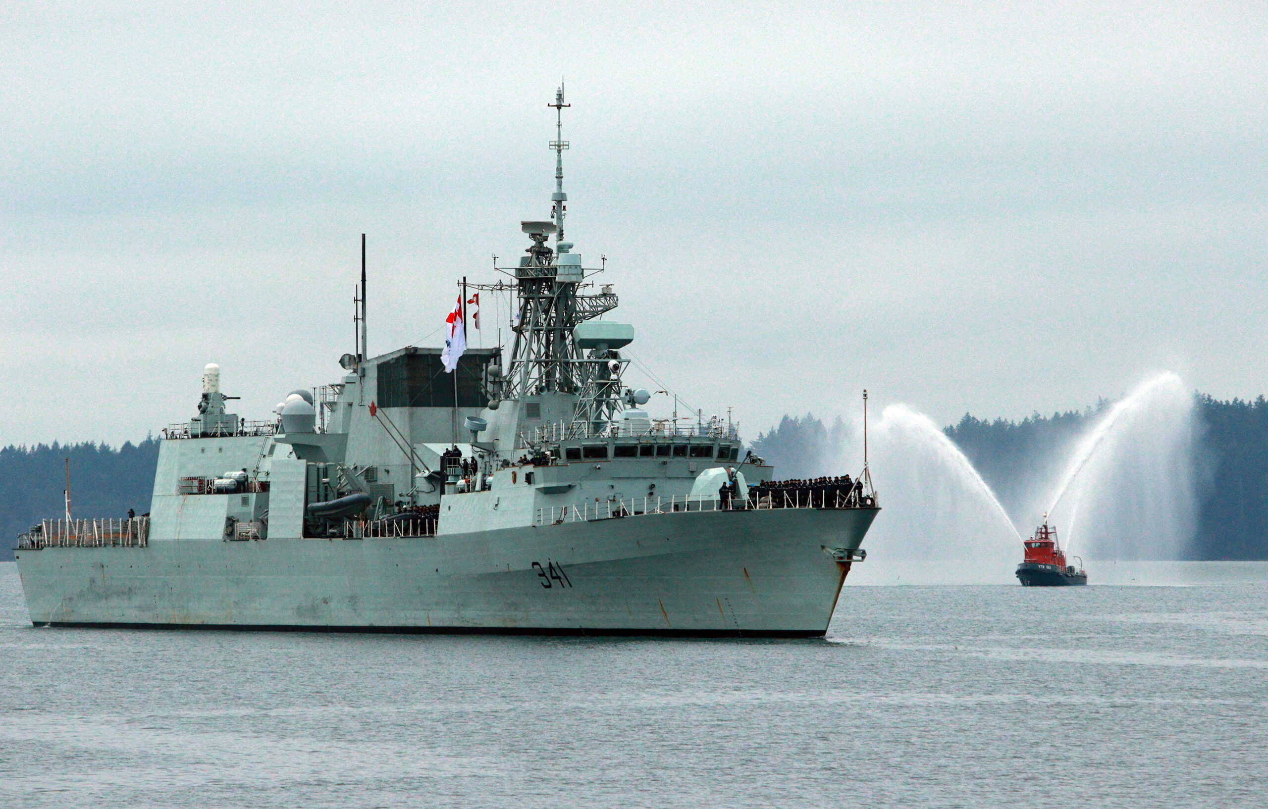 Die „HMCS Ottawa“ fährt in einen Hafen ein.