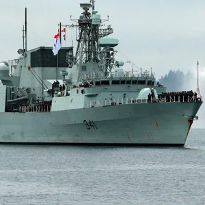 Die „HMCS Ottawa“ fährt in einen Hafen ein.