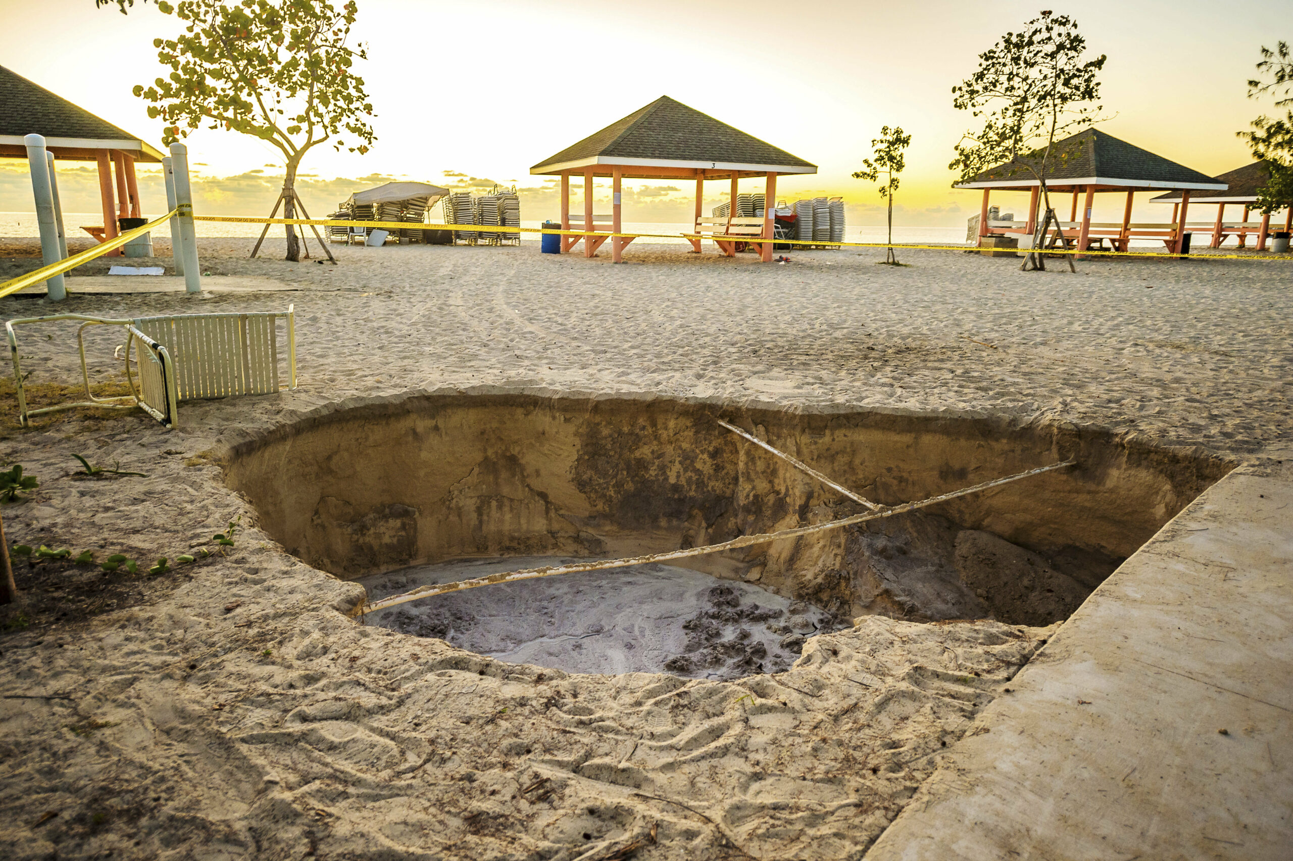 Ein Sinkloch, das nach einem Erdbeben an einem Strand entstanden ist, ist abgeriegelt.