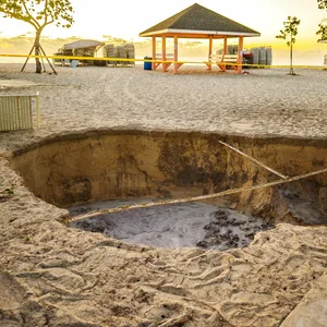Ein Sinkloch, das nach einem Erdbeben an einem Strand entstanden ist, ist abgeriegelt.