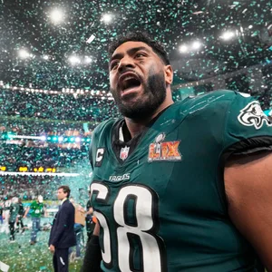 Jordan Mailata von den Philadelphia Eagles feiert den Super Bowl-Sieg.