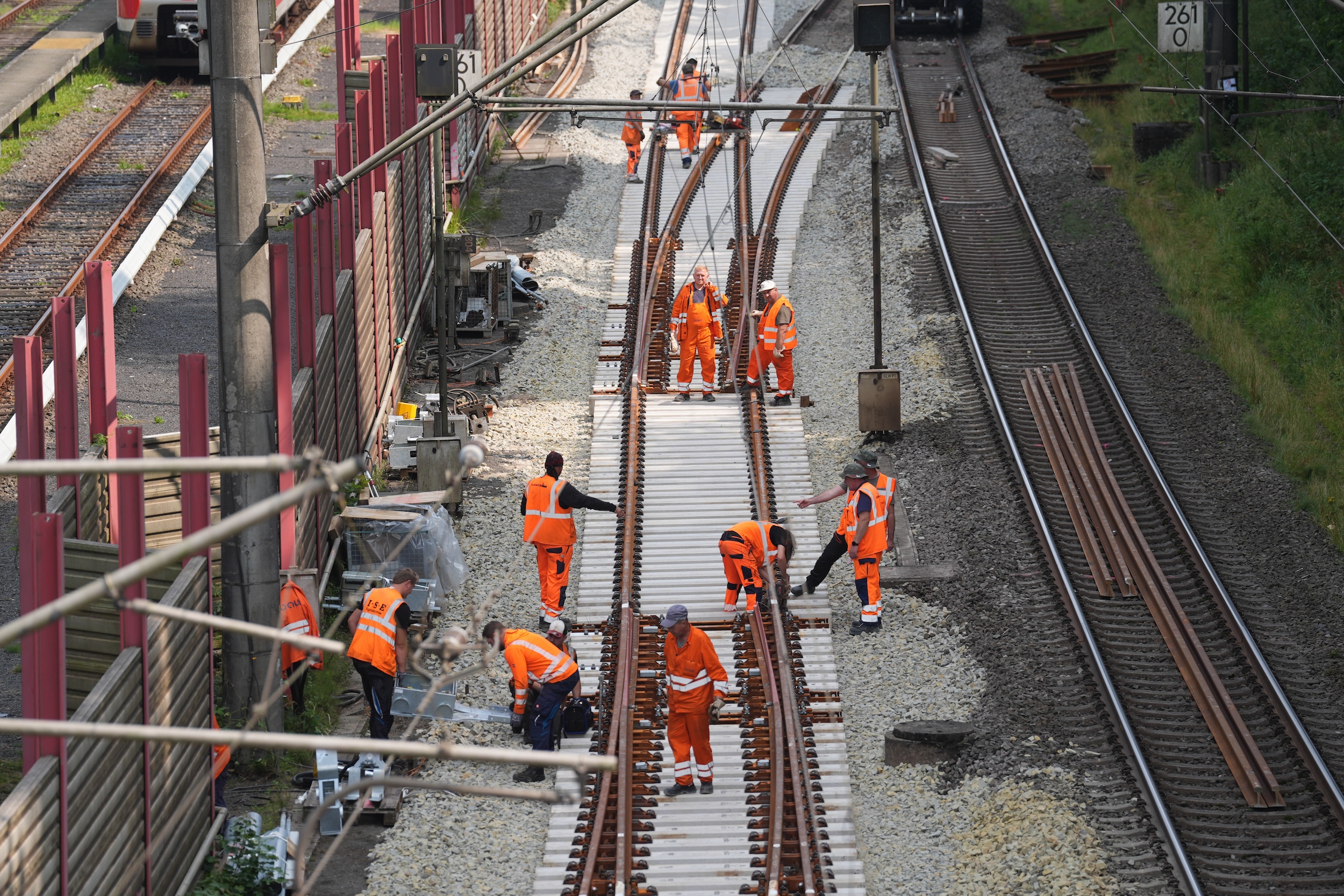 Bauarbeiter arbeiten im August 2024 an den Gleisen auf der Bahnstrecke zwischen Hamburg und Berlin