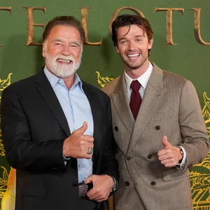 Arnold Schwarzenegger, links, und Patrick Schwarzenegger zeigen bei der Premiere der dritten Staffel von „The White Lotus“ am Montag, 10. Februar 2025, im Paramount Theater in Los Angeles die Daumen nach oben