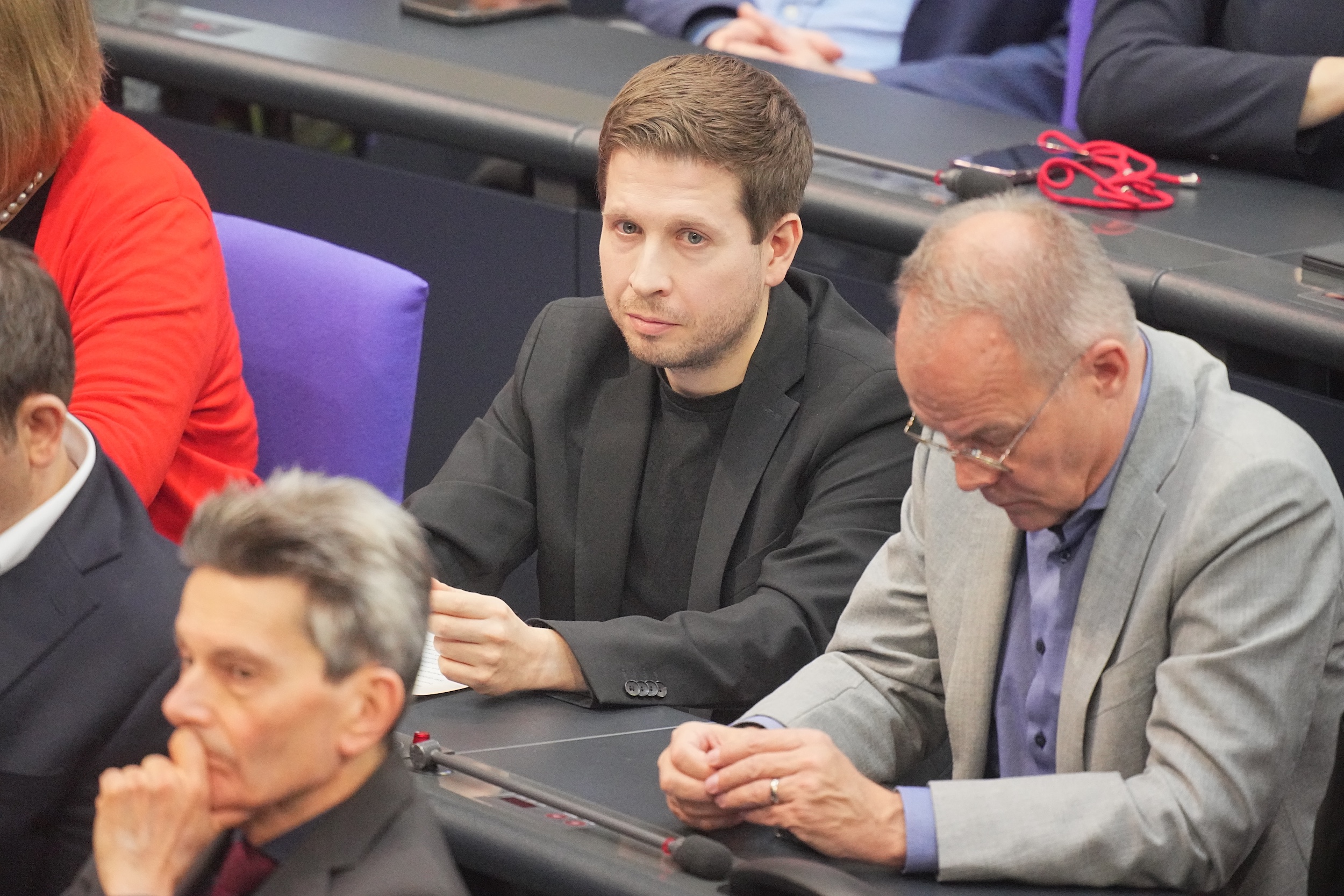 Der ehemalige SPD-Generalsekretär Kevin Kühnert (M) sitzt neben Matthias Miersch (r), SPD-Generalsekretär