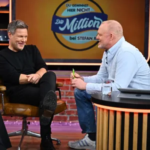 Moderatorin Barbara Schöneberger und Robert Habeck, Kanzlerkandidat der Grünen (l.) sind zu Gast bei Stefan Raab in seiner Show „Du gewinnst hier nicht die Million“.