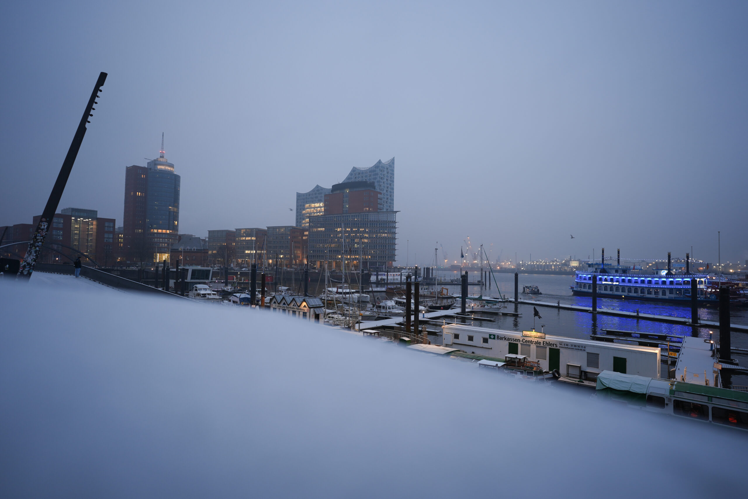 Schnee liegt an den Landungsbrücken in Hamburg