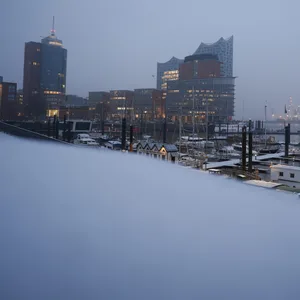 Schnee liegt an den Landungsbrücken in Hamburg