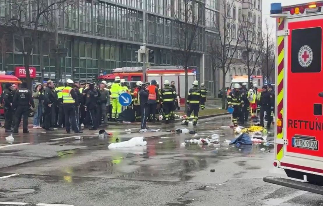 Ein Auto ist in München in eine Menschenmenge gefahren, der Fahrer wurde laut Polizei „gesichert“. Wie viele Menschen verletzt sind, ist noch unklar.