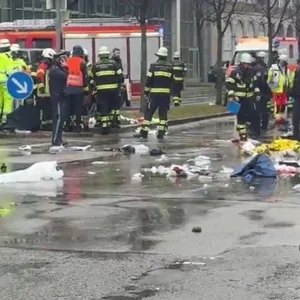 Ein Auto ist in München in eine Menschenmenge gefahren, der Fahrer wurde laut Polizei „gesichert“. Wie viele Menschen verletzt sind, ist noch unklar.