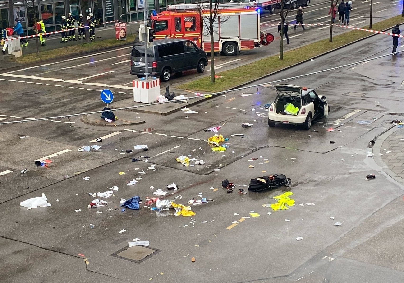 Die Seidlstraße in der Münchner Innenstadt ist übersät von Trümmern und Kleidungsstücke