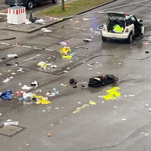 Die Seidlstraße in der Münchner Innenstadt ist übersät von Trümmern und Kleidungsstücke