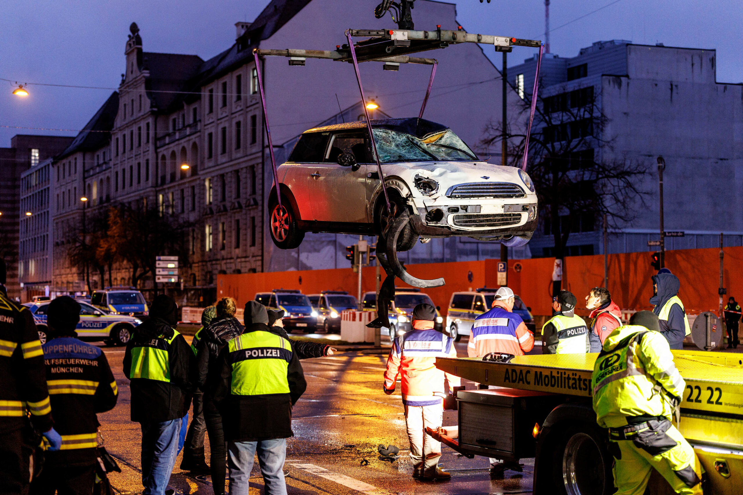 Der Mini wird nach der Amok-Fahrt auf einen Abschleppwagen gehoben.