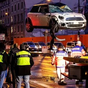 Der Mini wird nach der Amok-Fahrt auf einen Abschleppwagen gehoben.