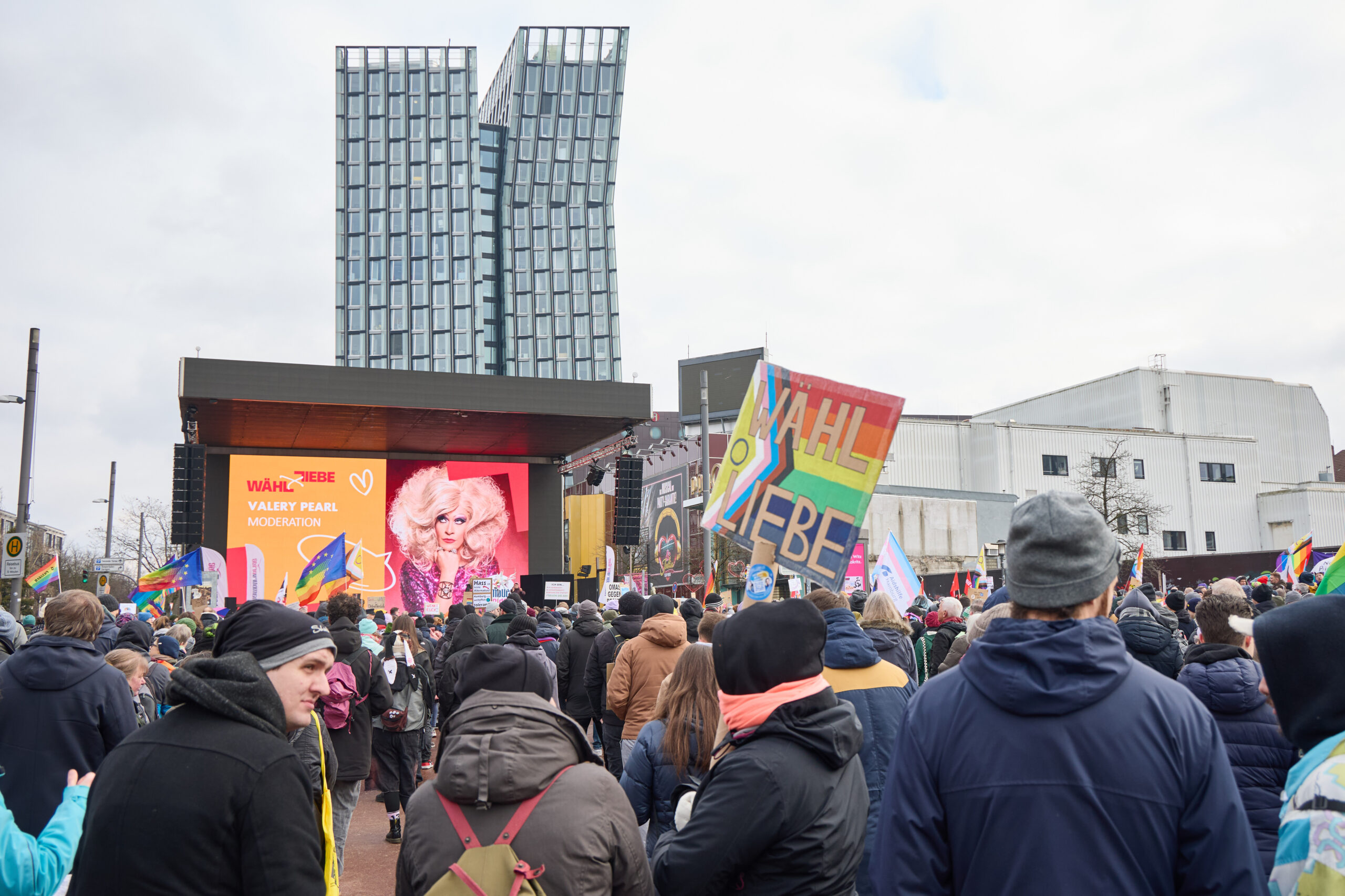 Ein Schild mit der Aufschrift „Wähl Liebe“ ist bei der Kundgebung von Hamburg Pride gegen „Hass und Hetze“ auf dem Spielbudenplatz auf der Reeperbahn zu sehen.