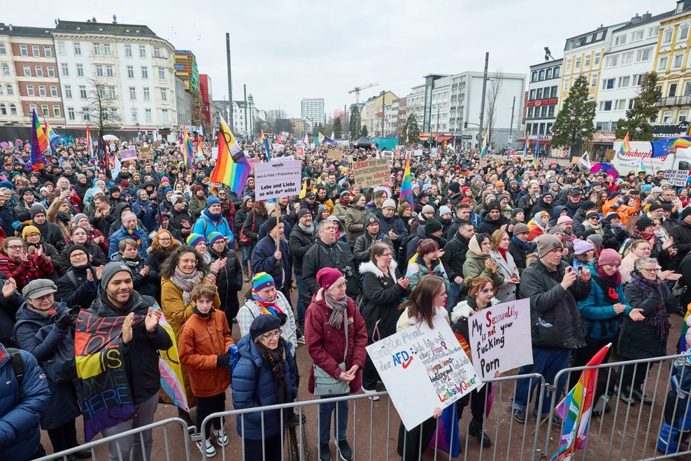 Zahlreiche Menschen nehmen an einer Kundgebung von Hamburg Pride gegen „Hass und Hetze“ auf dem Spielbudenplatz teil.