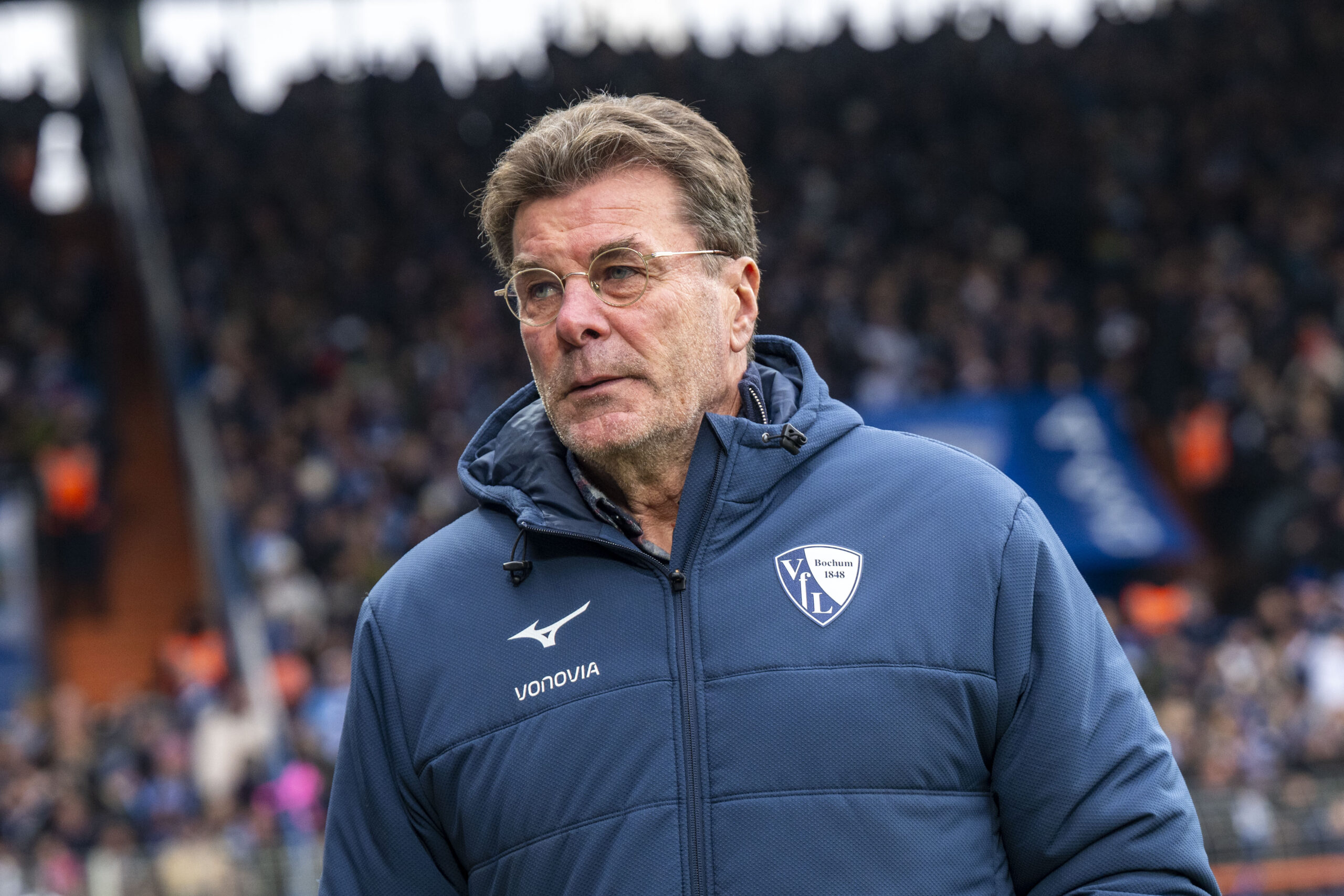 Dieter Hecking trägt eine VFL Bochum Jacke